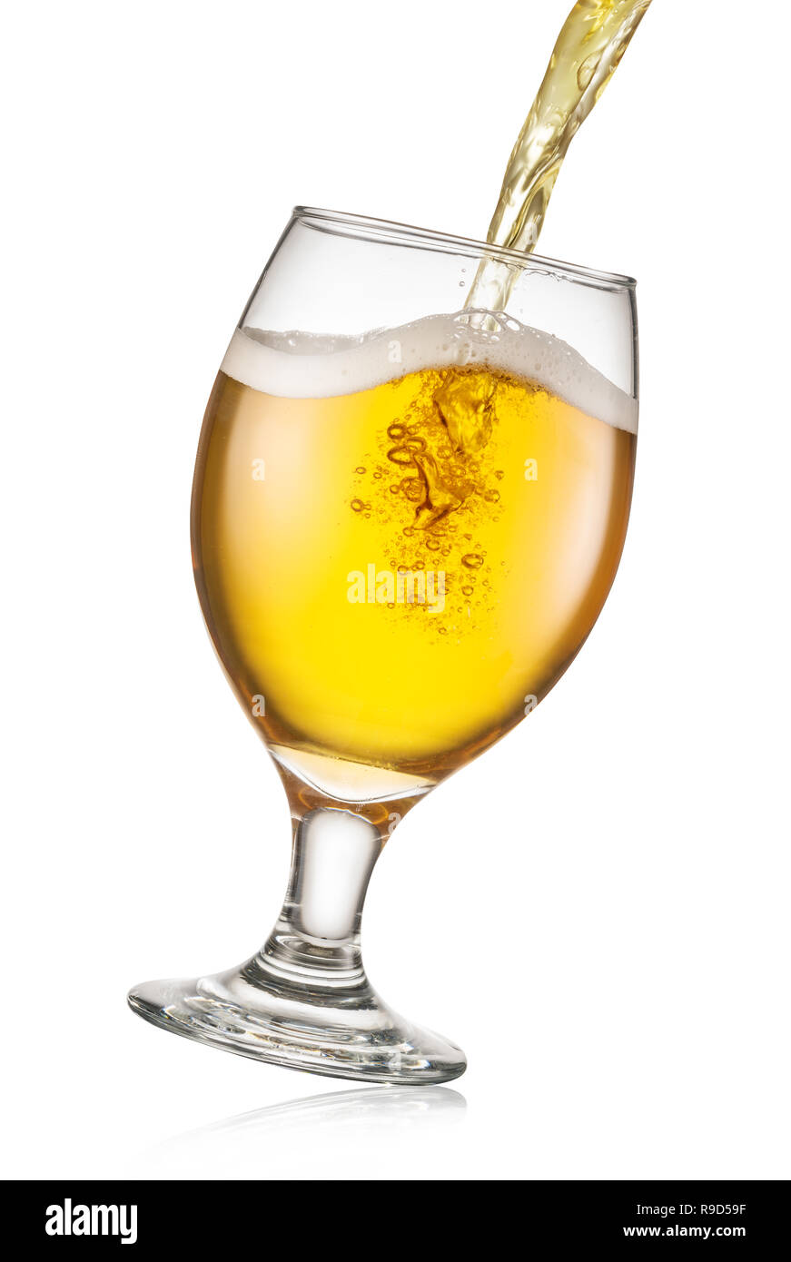Birra di processo di colata. Il riempimento di una tazza con una birra. Il file contiene il percorso di clipping. Foto Stock