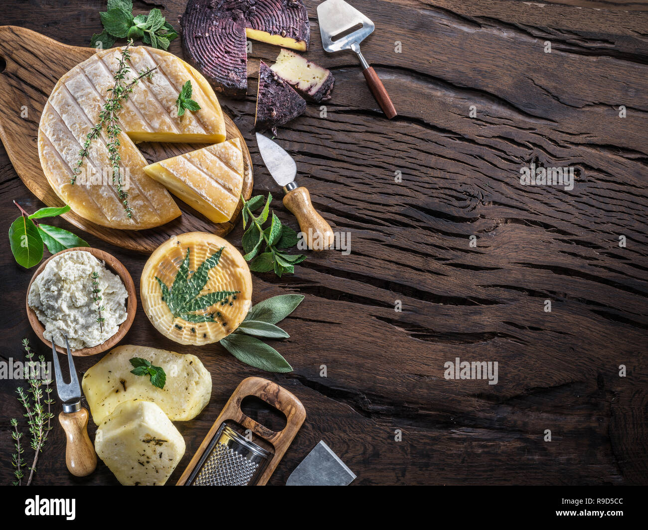 Formaggi fatti in casa sullo sfondo di legno. Sfondo di formaggio. Foto Stock