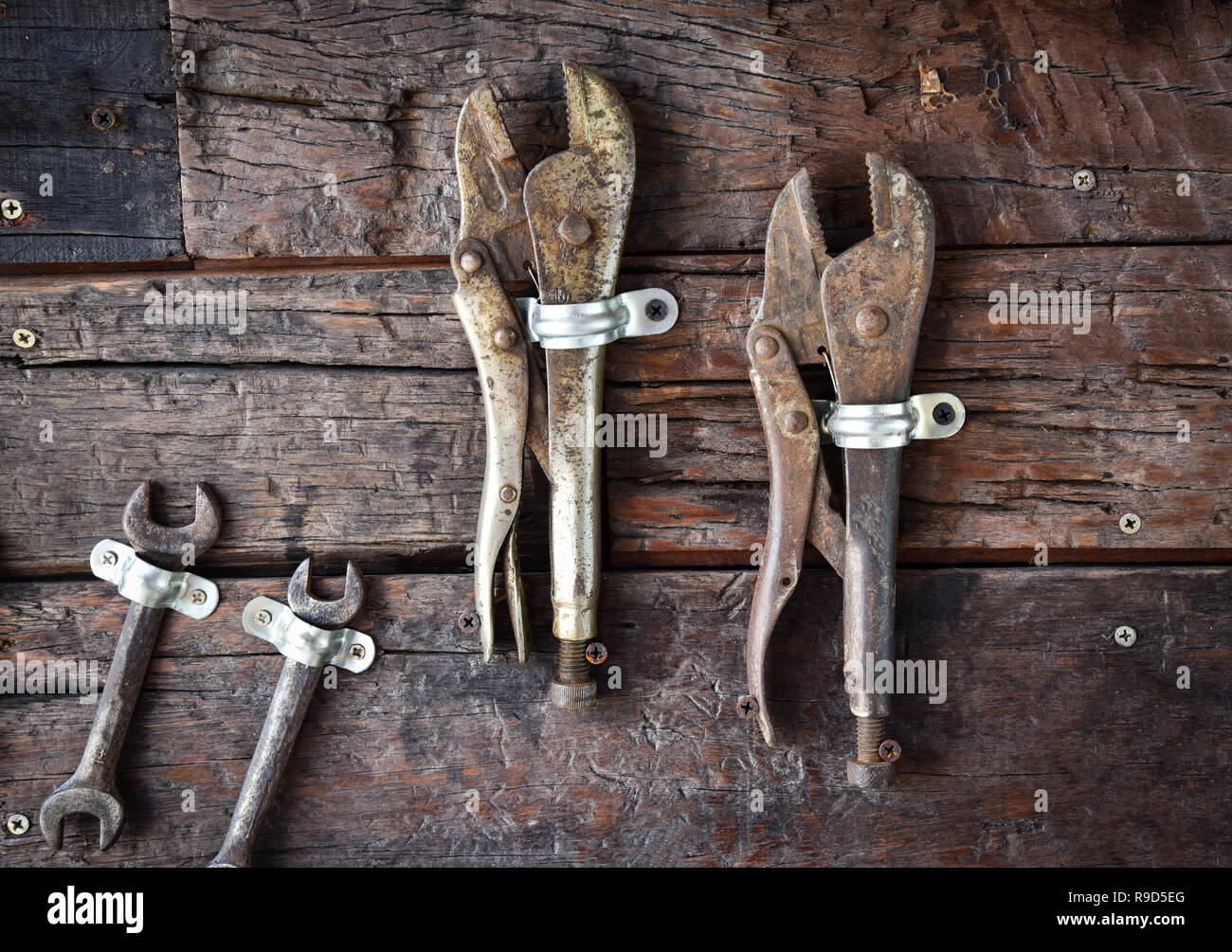 Artigiano strumento chiave e le pinze di bloccaggio / auto service gli utensili meccanici con la vecchia chiave sulla parete in legno - Set utensili meccanici artigiano che utilizza per il lavoro Foto Stock