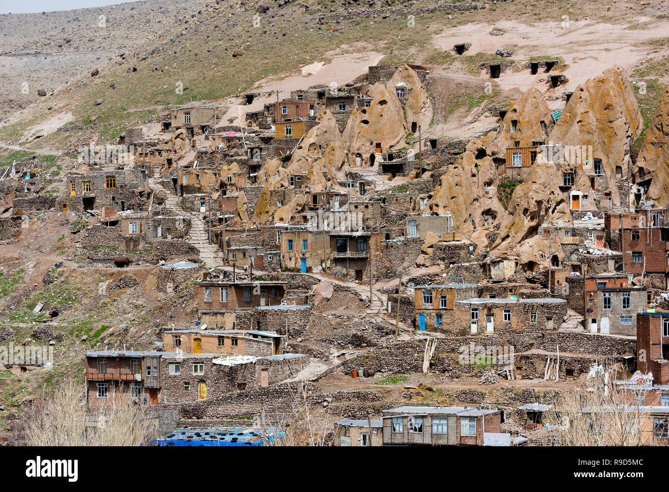 Kandovan, manmade cliff dwellings village, il distretto centrale, Osku County, Est Azerbaigian Provincia, Iran. Aprile 24, 2017. Foto Stock