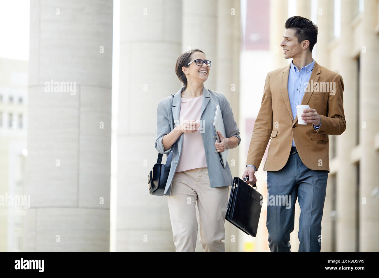 Ufficio positivo amici in chat a passi Foto Stock