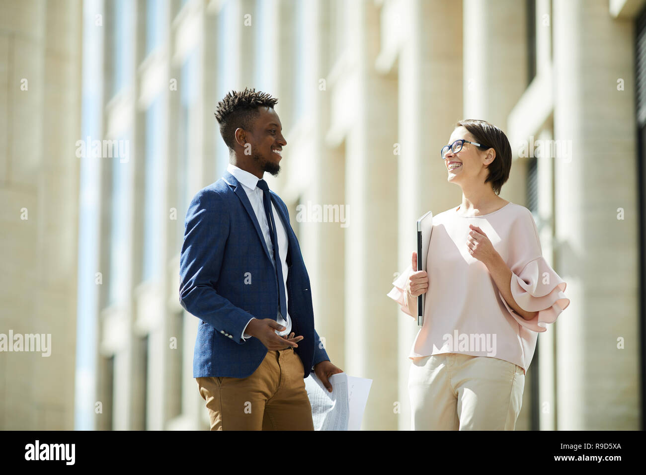 Ridere i colleghi a piedi Foto Stock