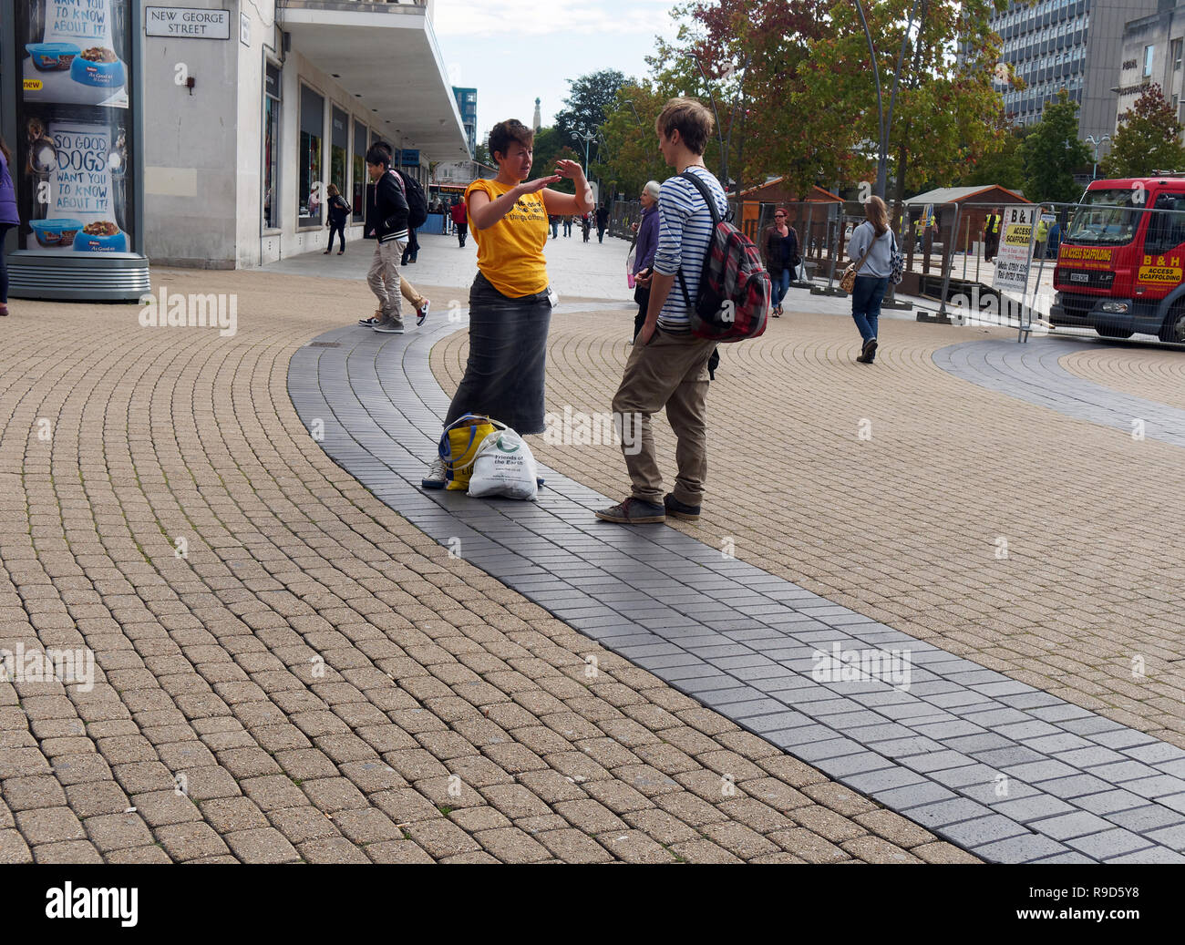 UK High street shoppers shopping e ai visitatori la navigazione shop fronti Foto Stock