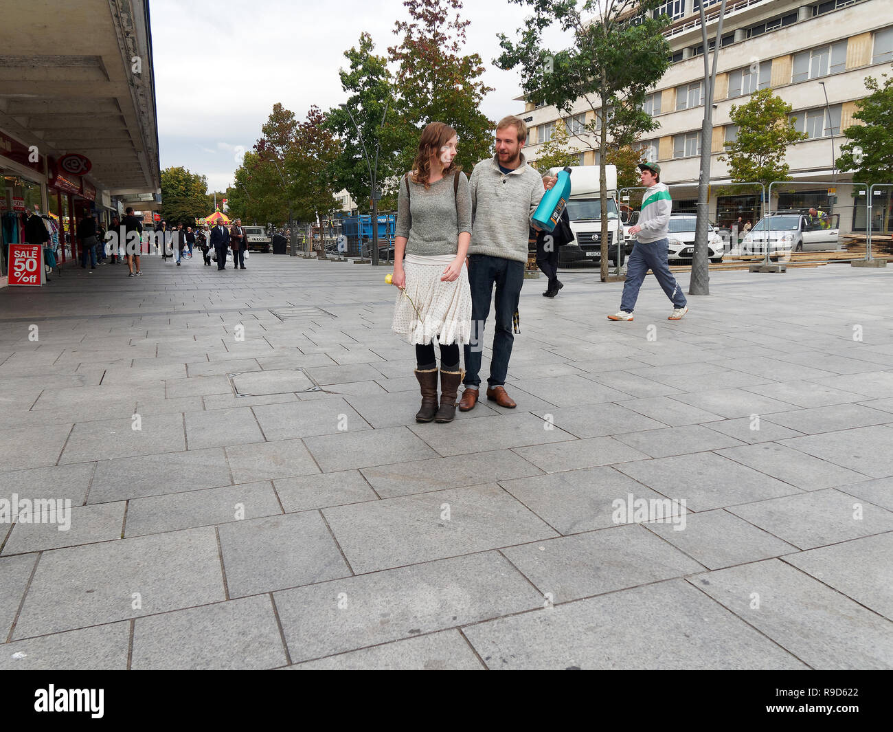 UK High street shoppers shopping e ai visitatori la navigazione shop fronti Foto Stock