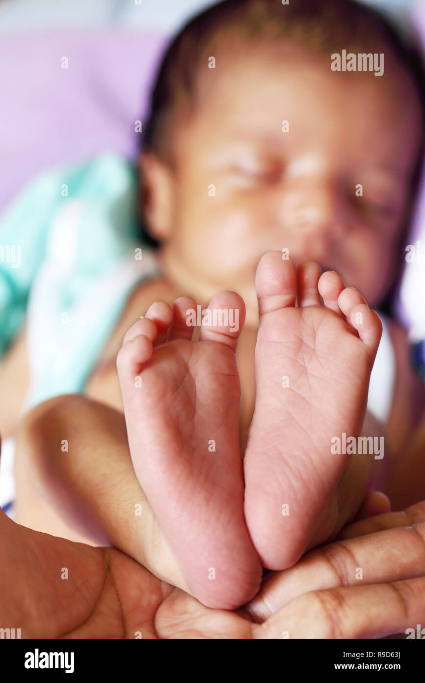 Close up di piccoli piedini del neonato Foto Stock