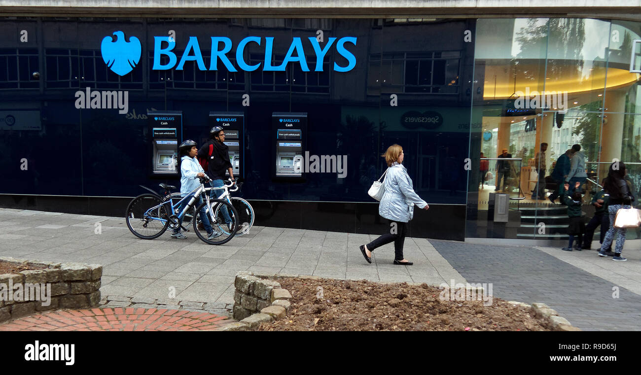 UK High street shoppers shopping e ai visitatori la navigazione shop fronti Foto Stock