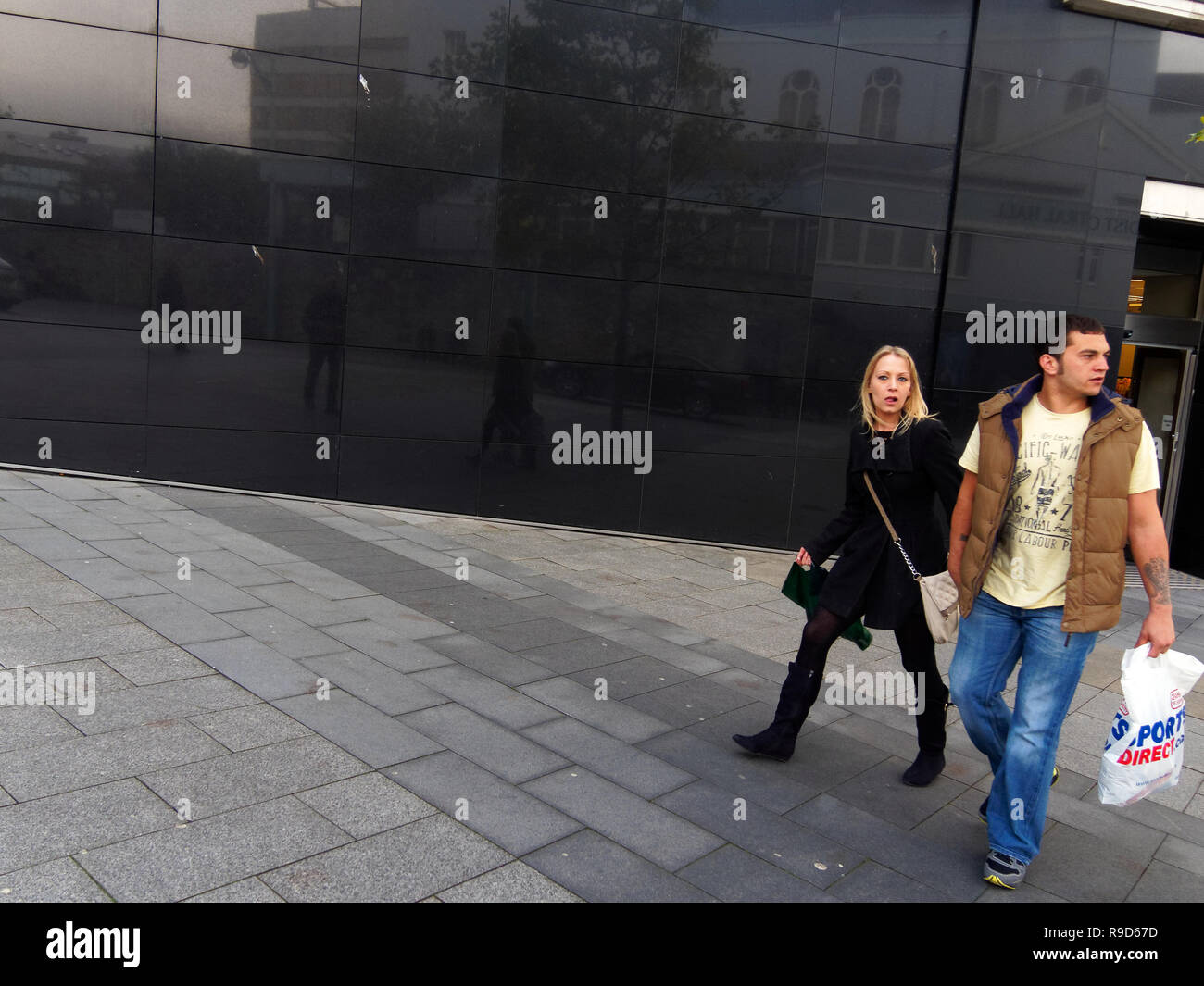 UK High street shoppers shopping e ai visitatori la navigazione shop fronti Foto Stock