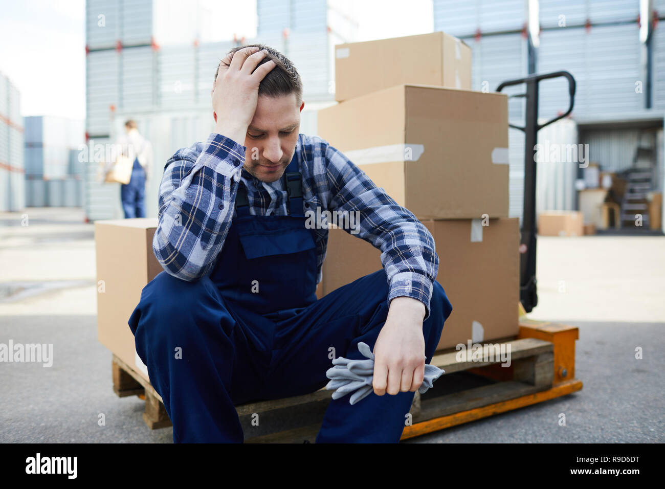 Stanco mover all cargo area di storage Foto Stock