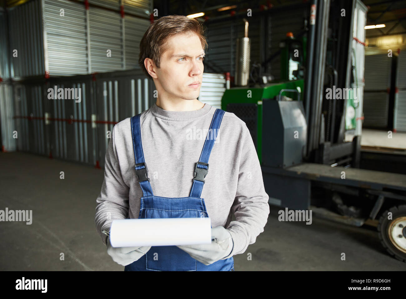 Malinconici cargo lavoratore dello storage Foto Stock