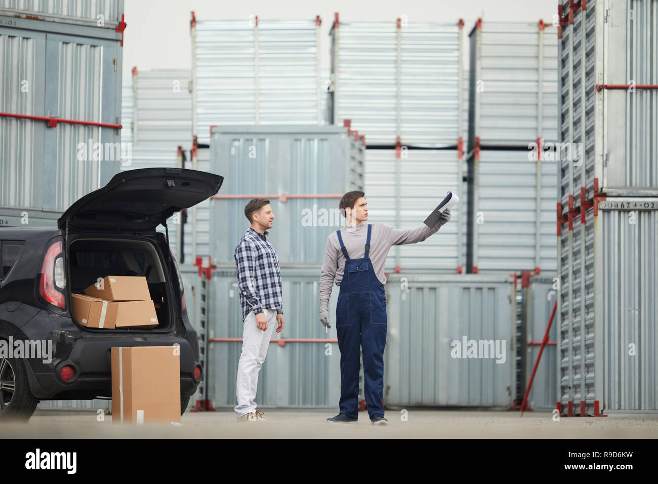 Outdoor warehouse manager che spiega il percorso di acquirente Foto Stock