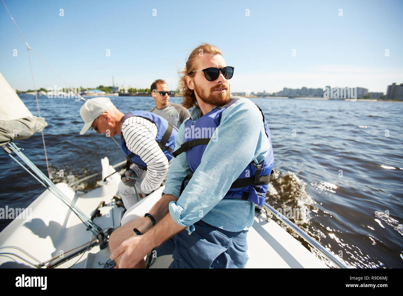 Gli uomini godendo yachting Foto Stock
