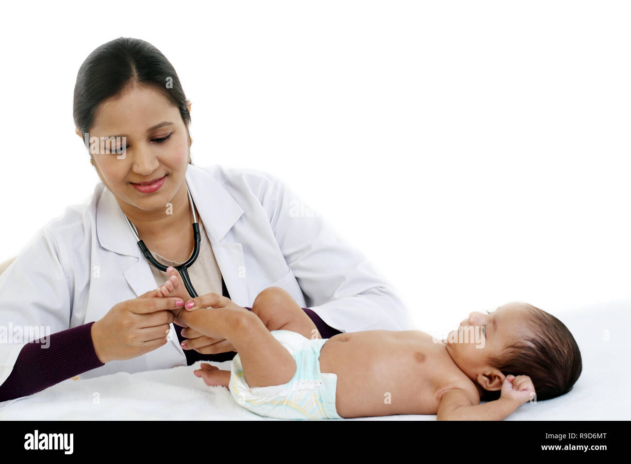 Allegro femmina trattiene pediatra neonato Foto Stock