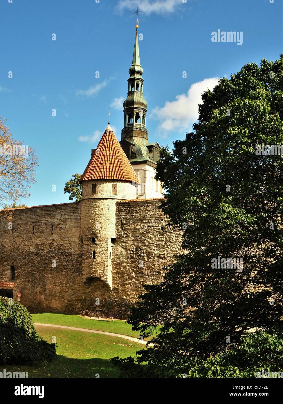 Mura medievali della città e la torre di San Nicola a Tallinn in Estonia Foto Stock
