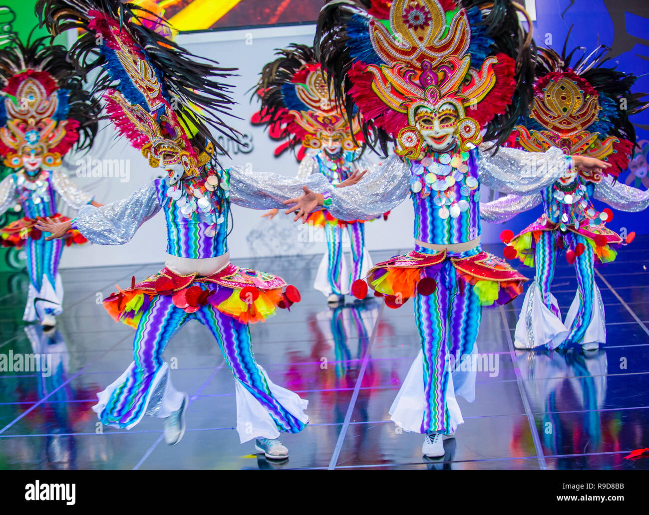 I ballerini filippini del festival di Masskara di Bacolod si esibiscono al festival di Maskdance che si tiene ad Andong nella Corea del Sud Foto Stock