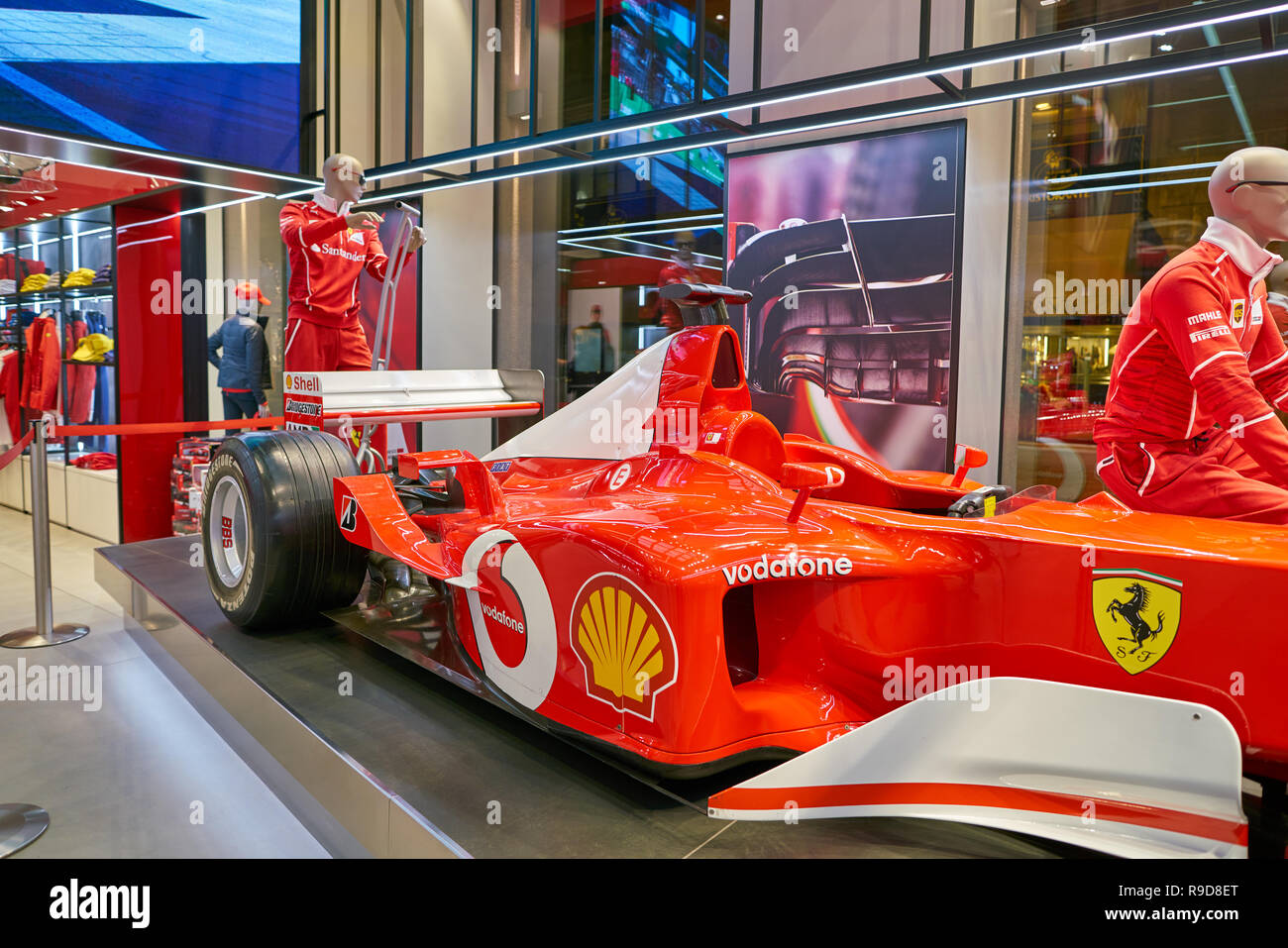 Milano, Italia - circa novembre, 2017: chiusa up shot di F1 auto al Ferrari  Store di Milano Foto stock - Alamy