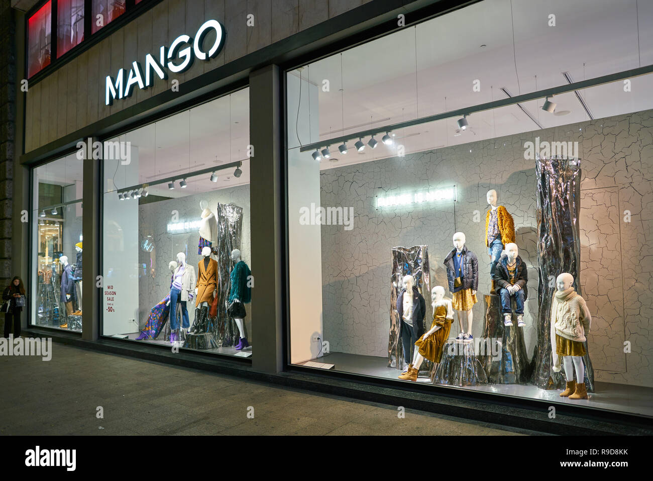 Milano, Italia - circa novembre, 2017: Mango store a Milano. Il Mango è un  abbigliamento spagnolo Design e Manufacturing Company Foto stock - Alamy