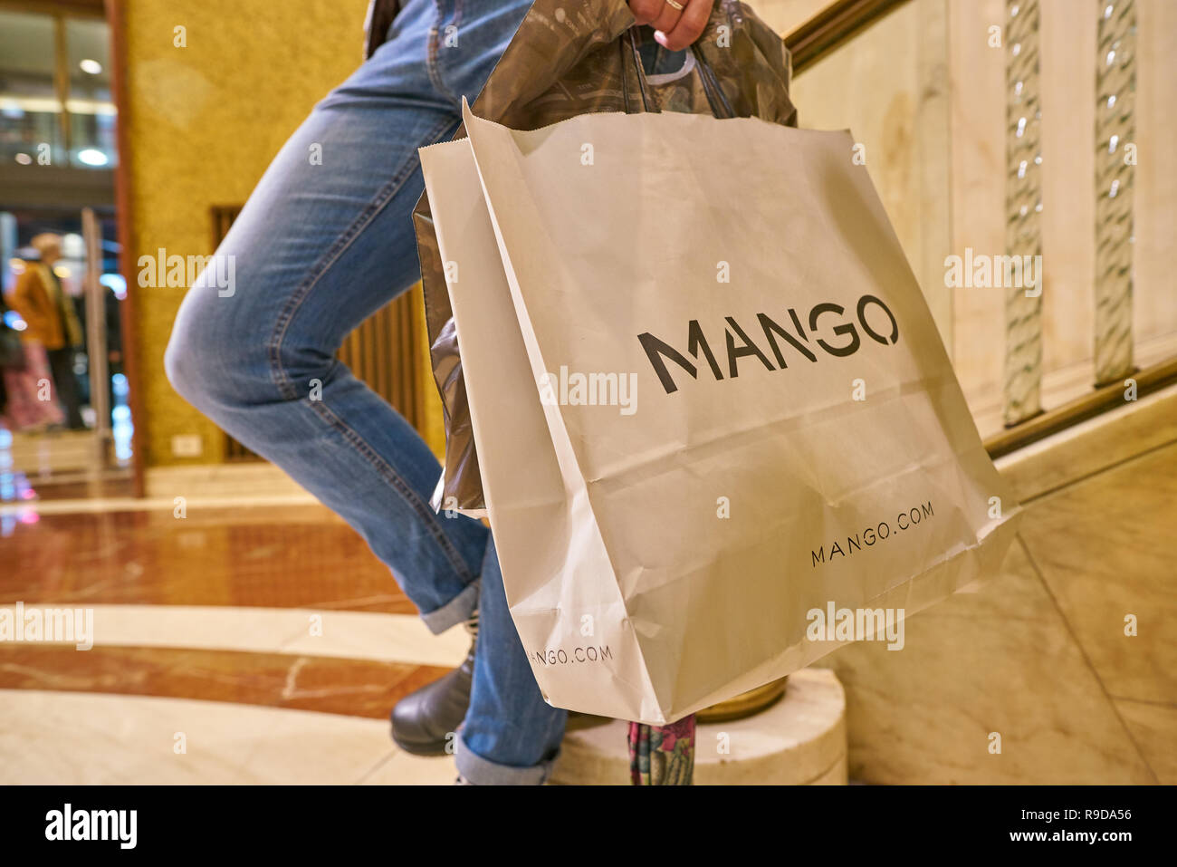 Milano, Italia - circa novembre, 2017: un uomo stand con una marca di Mango  shopping bag in Zara store a Milano Foto stock - Alamy