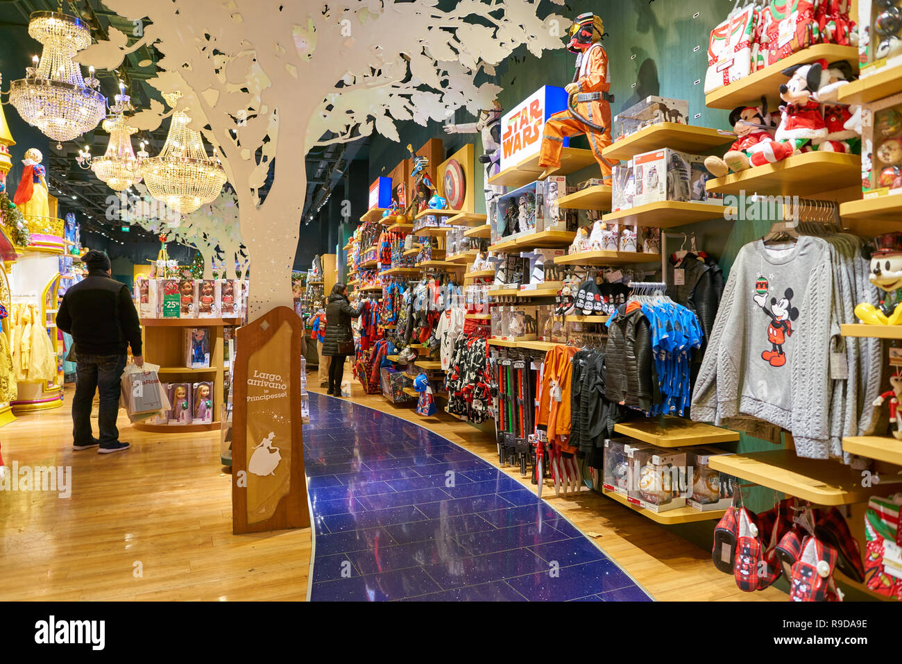 Milano, Italia - circa novembre, 2017: all'interno di Disney Store di Milano,  Italia Foto stock - Alamy