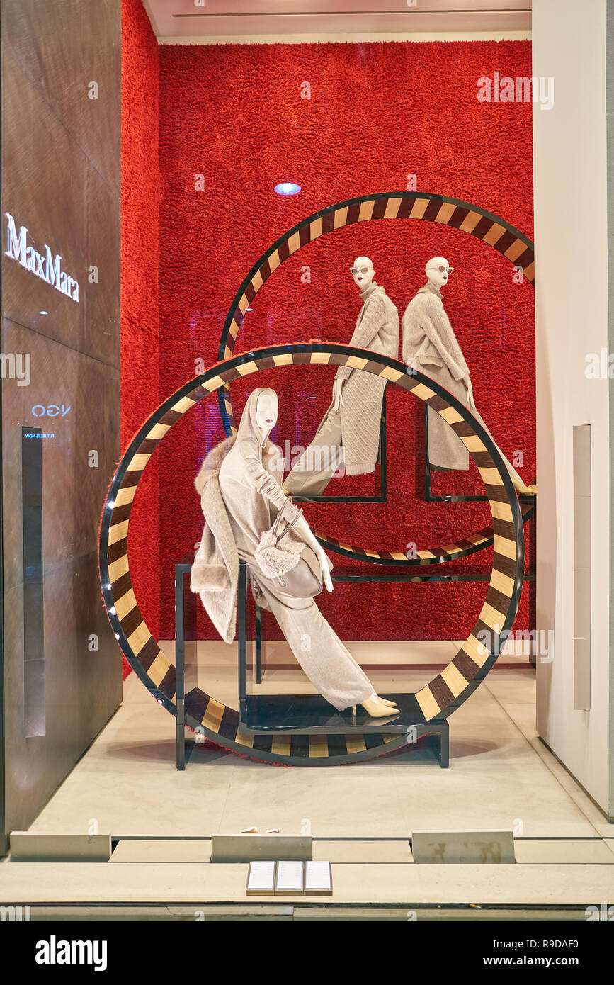 Milano, Italia - circa novembre, 2017: esposizione in vetrina di abbigliamento a MaxMara store di Milano, Italia. Foto Stock