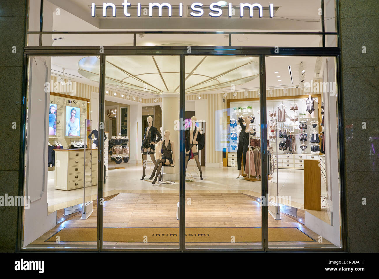 Milano, Italia - circa novembre, 2017: ingresso a Intimissimi store a  Milano. Intimissimi è un italiano di abbigliamento etichetta, che è  specializzata in reggiseni, brie Foto stock - Alamy