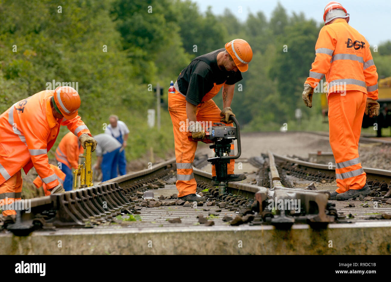 06.06.2005, Chemnitz, in Sassonia, Germania - Gleisbauarbeiten auf der Bahnstrecke Chemnitz nach Leipzig im Abschnitt Oberer Bahnhof Wittgensdorf. 0Ux050606 Foto Stock