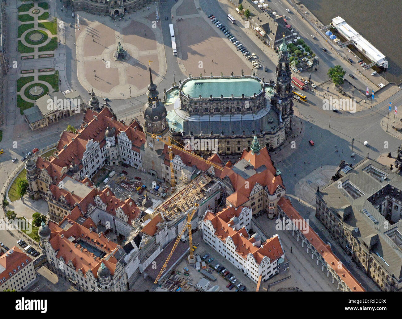 11.07.2006, Dresda, Sassonia, Germania - Luftbild von der Katholische Hofkirche und dem Dresdner Schloss am Elbufer Altstaedter. 0Ux060711D315CAROEX.jpg Foto Stock