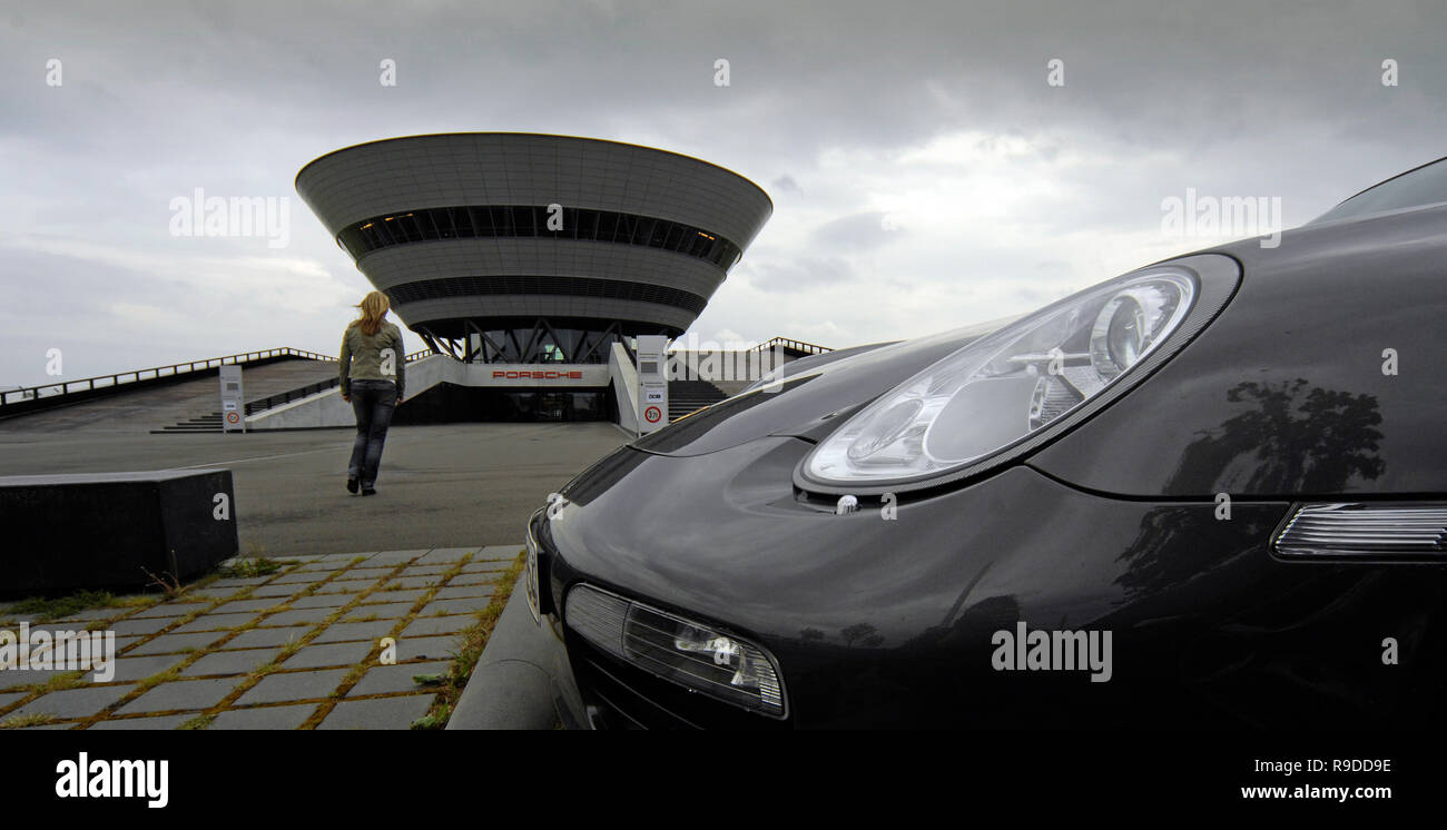 10.05.2007, Lipsia, Sassonia, Germania - un terreno veicolo del tipo Boxster è proprio dietro la sede della Porsche di Lipsia. 0Ux070510D484CAROEX.J Foto Stock