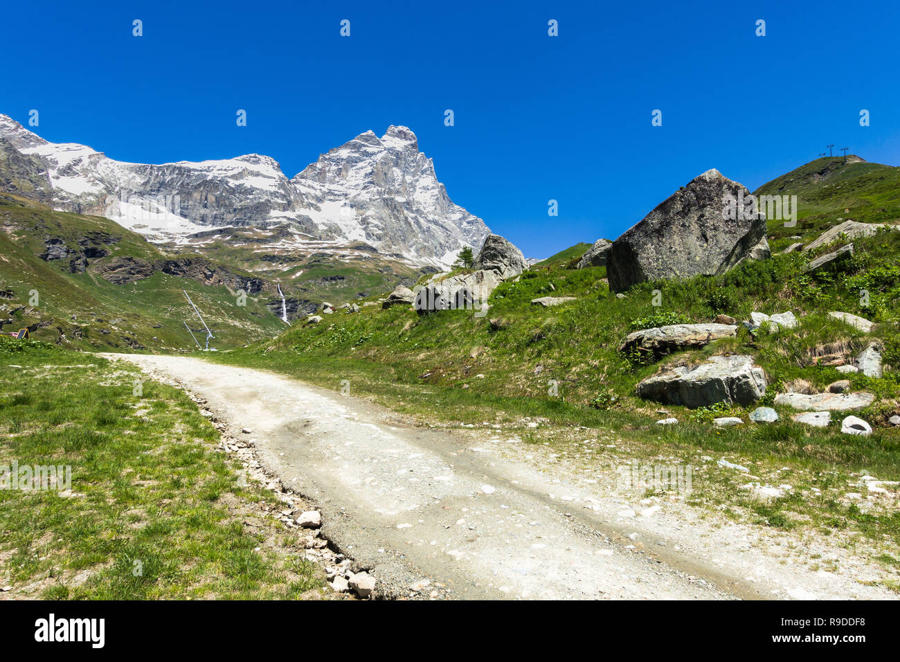 Il Cervino (Cervino) visto dal lato italiano in una bella giornata estiva, Breuil-Cervinia, Valle d'Aosta, Italia Foto Stock