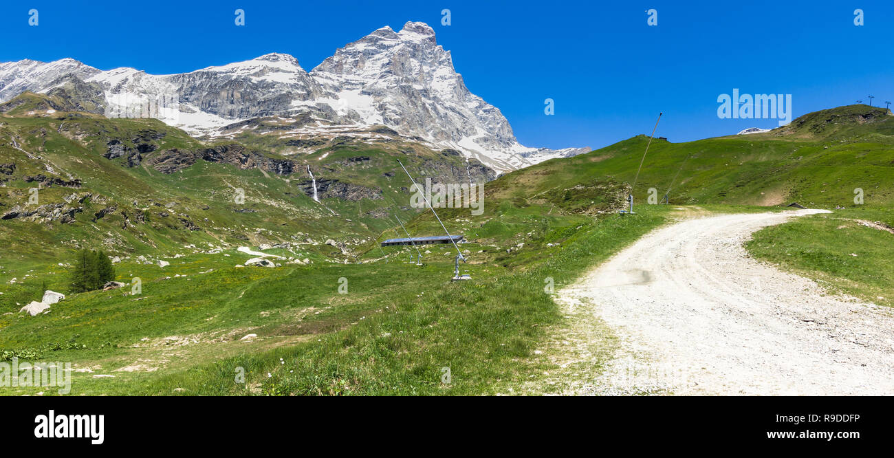 Vista panoramica del Monte Cervino (Cervino) in una bella giornata estiva, Breuil-Cervinia, Valle d'Aosta, Italia Foto Stock