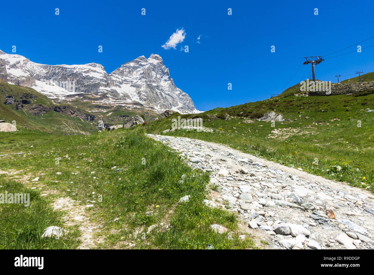 Paesaggio estivo con il Cervino (Cervino) visto da un sentiero vicino a Breuil-Cervinia, Valle d'Aosta, Italia Foto Stock
