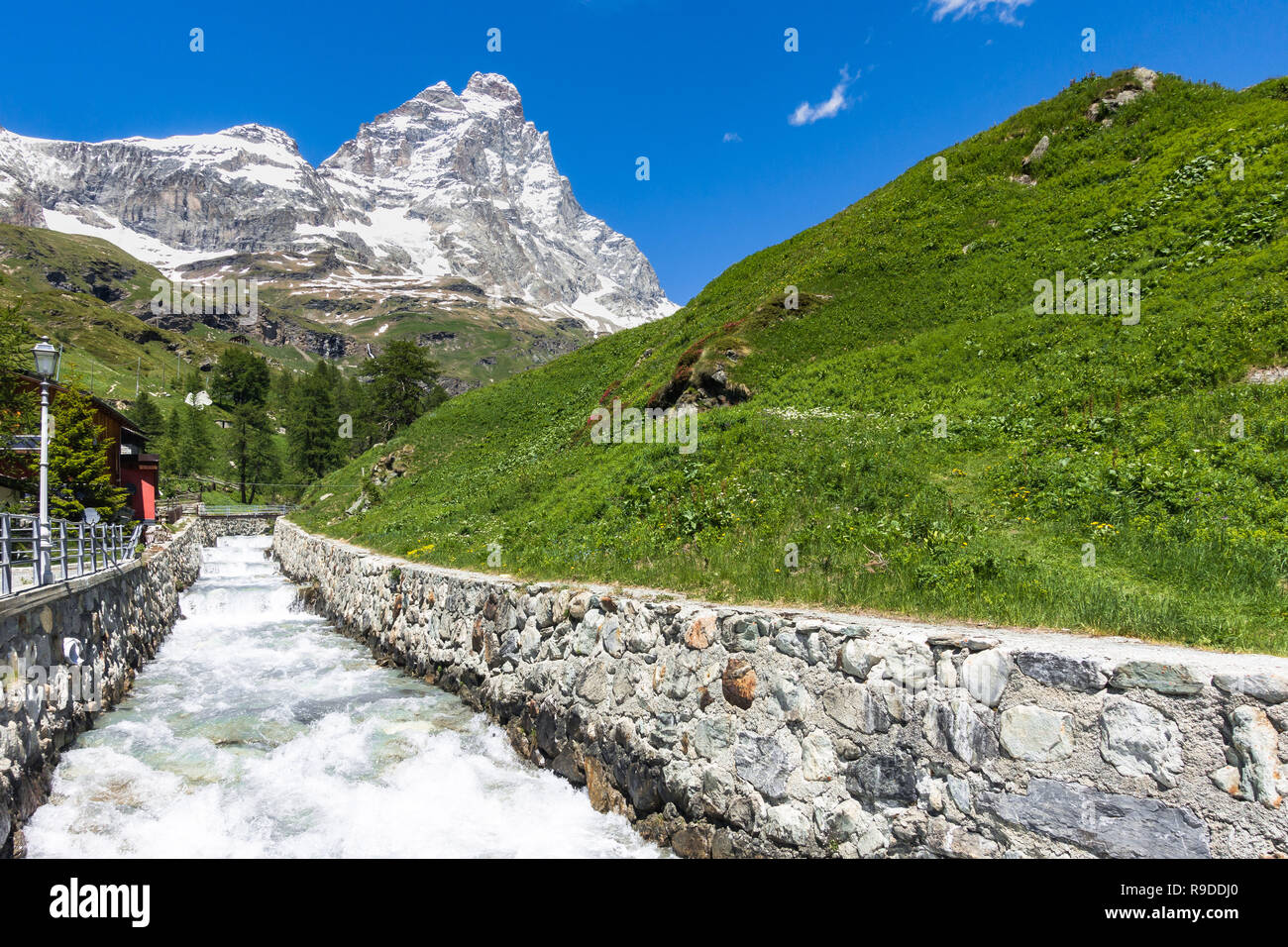 Piccolo torrente vicino a Breuil-Cervinia con il Cervino (Cervino) sullo sfondo, Valle d'Aosta, Italia Foto Stock