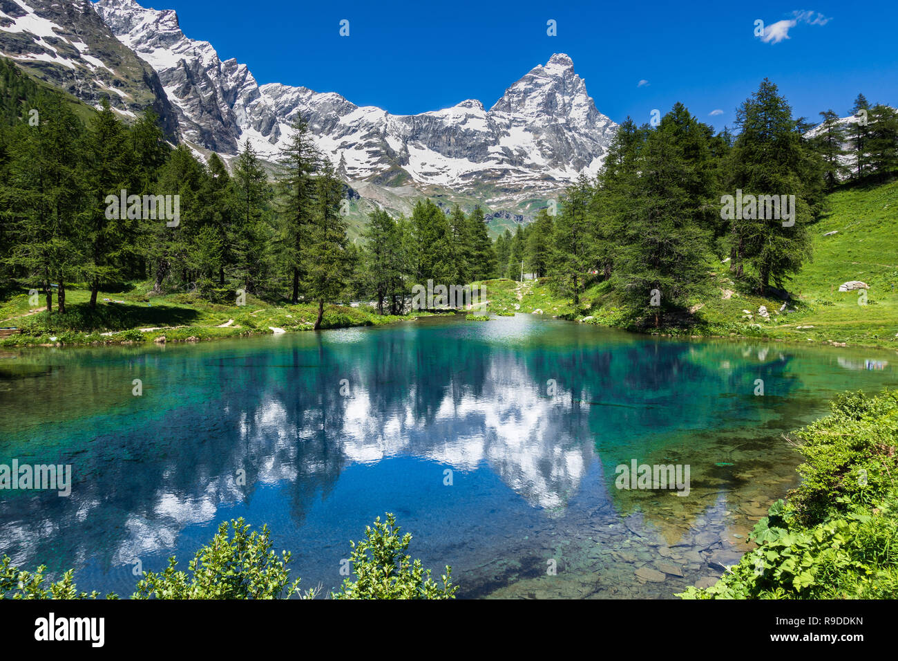 Estate paesaggio alpino con il Cervino (Cervino) riflesso sul lago blu (Lago Blu) vicino a Breuil-Cervinia, Valle d'Aosta, Italia settentrionale Foto Stock