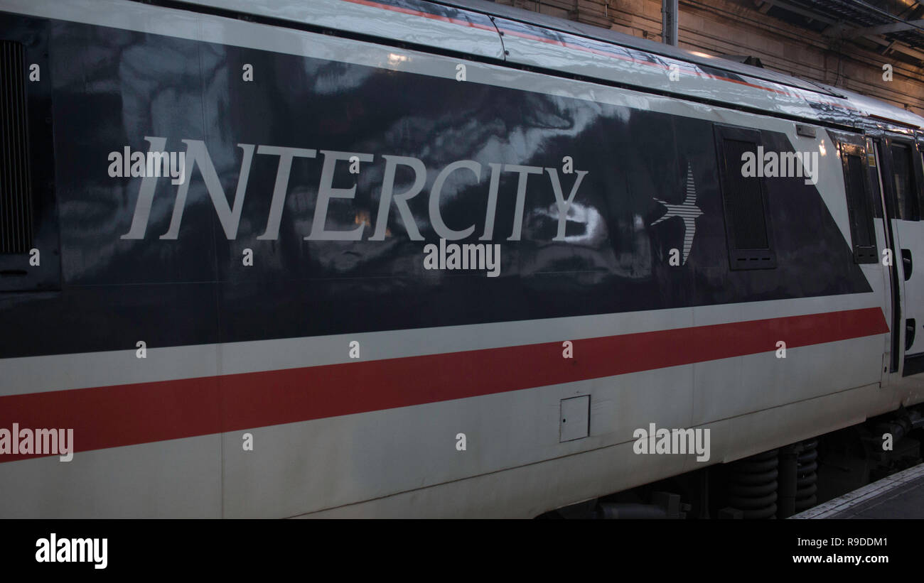 "Intercity" logo su un intercity-liveried British Rail class 91 locomotiva elettrica, no. 91119, adottata a Edimburgo stazione ferroviaria di Waverley. Foto Stock