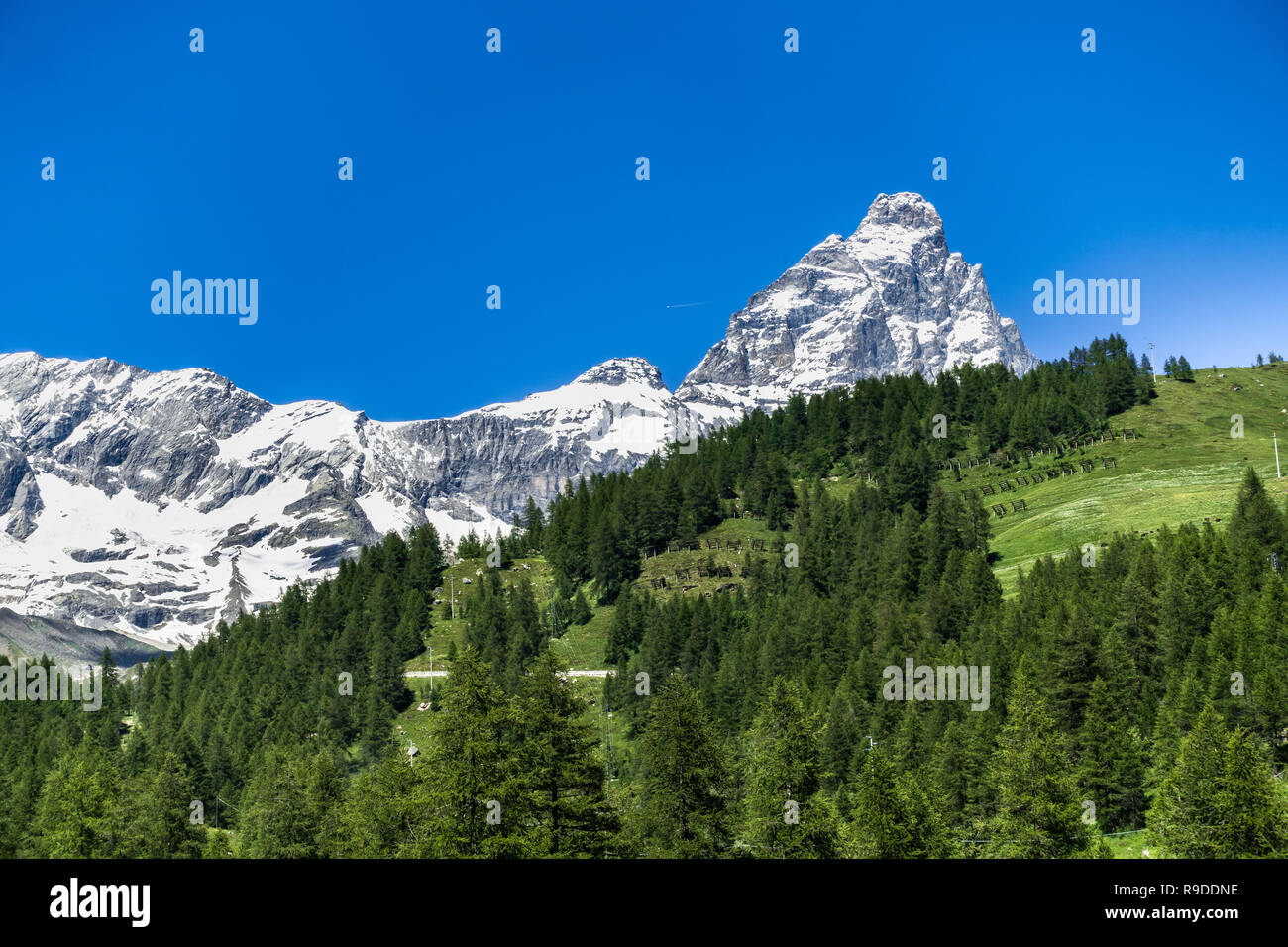 Il Cervino (Cervino) close up visto dalla Valle d'Aosta vicino a Valtournenche, Italia Foto Stock