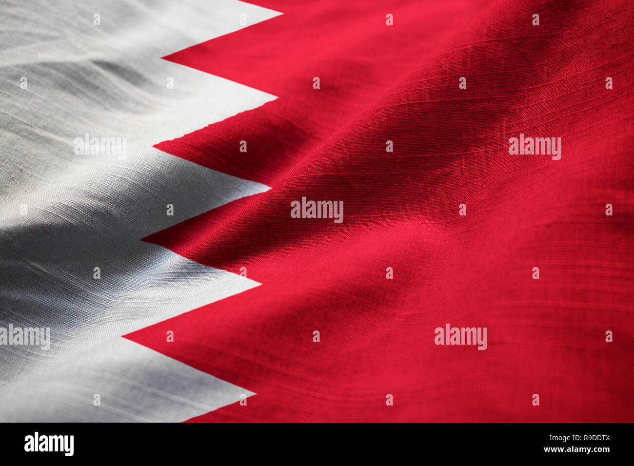 Primo piano della increspato Bahrain Bandiera, Bahrain bandiera soffiando nel vento Foto Stock