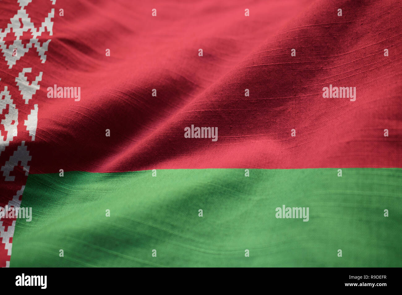 Primo piano della increspato Bandiera della Bielorussia Bielorussia bandiera soffiando nel vento Foto Stock