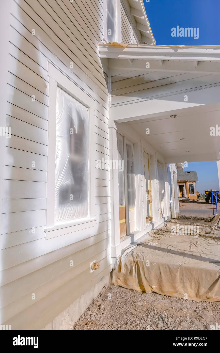Incompiuta multipiano home viwed in una giornata di sole Foto Stock