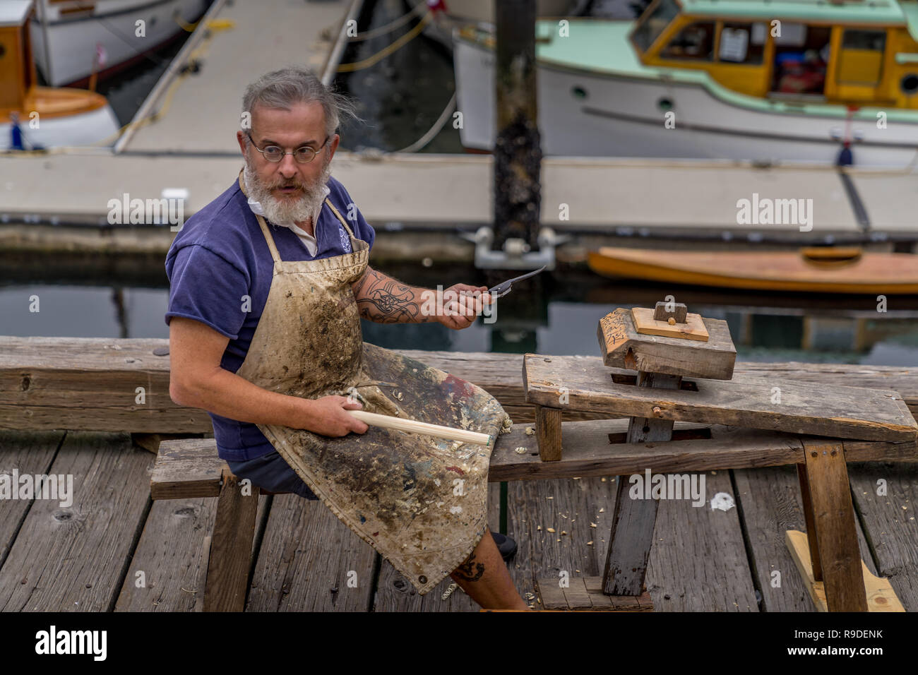 Vancouver, Canada - 22 ago 2018. Un artigiani è rendere le parti per la vendita di una nave a waterfront Foto Stock