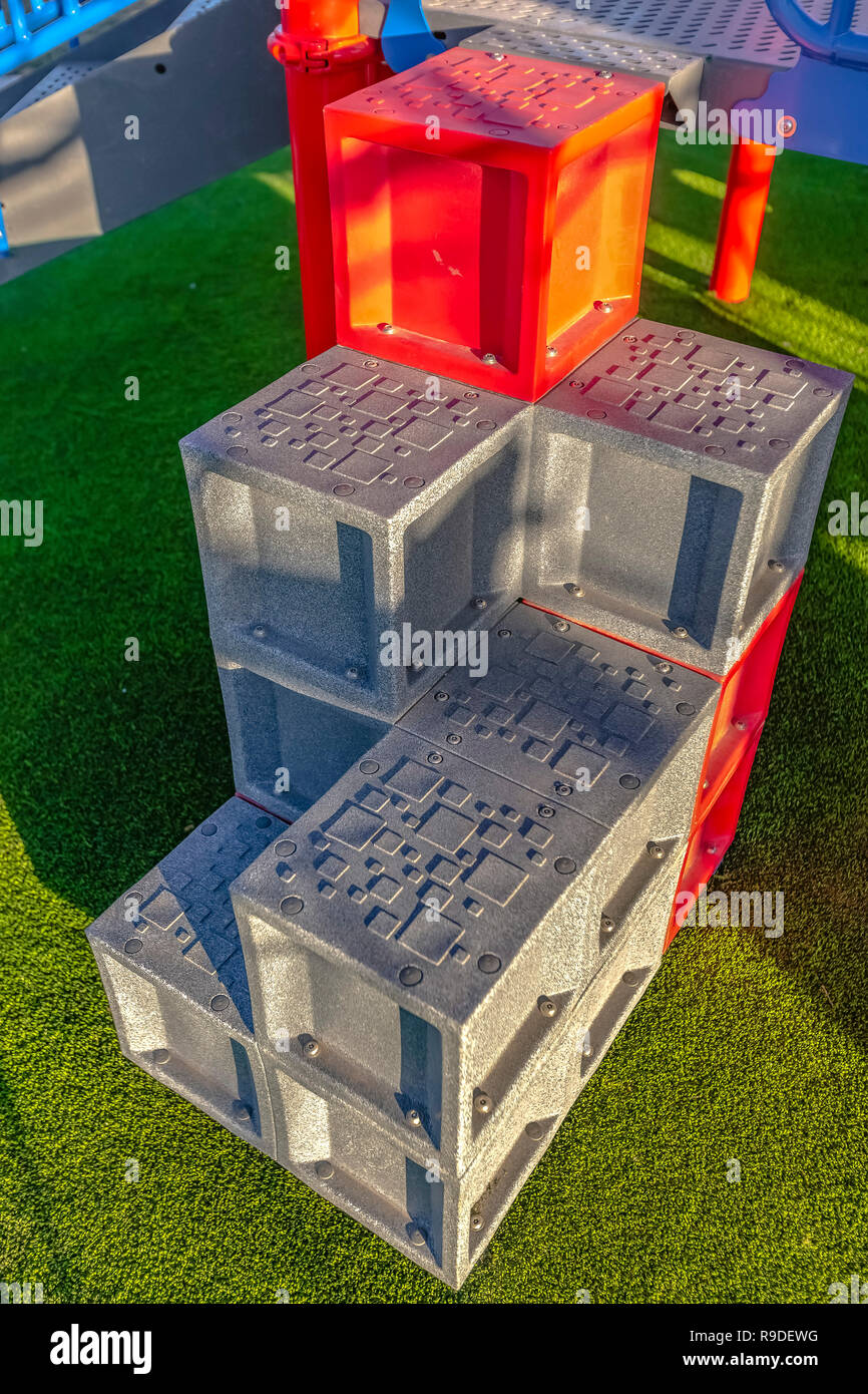 Blocchi utilizzati come scale sul parco giochi in Utah Valley Foto Stock