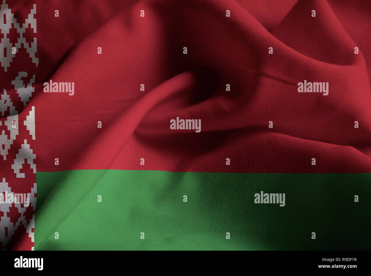 Primo piano della increspato Bandiera della Bielorussia Bielorussia bandiera soffiando nel vento Foto Stock