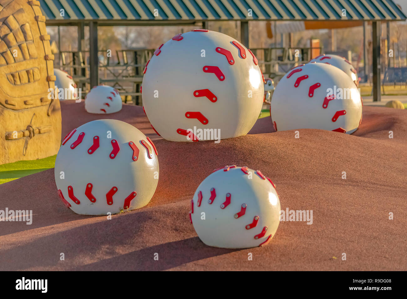 Set di baseballs di grandi dimensioni per salire sul parco giochi Foto Stock