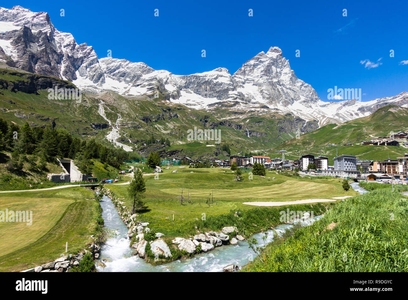 Panorama estivo di Breuil-Cervinia una località alpina cittadina ai piedi del Cervino (Cervino), Valle d'Aosta, Italia settentrionale Foto Stock