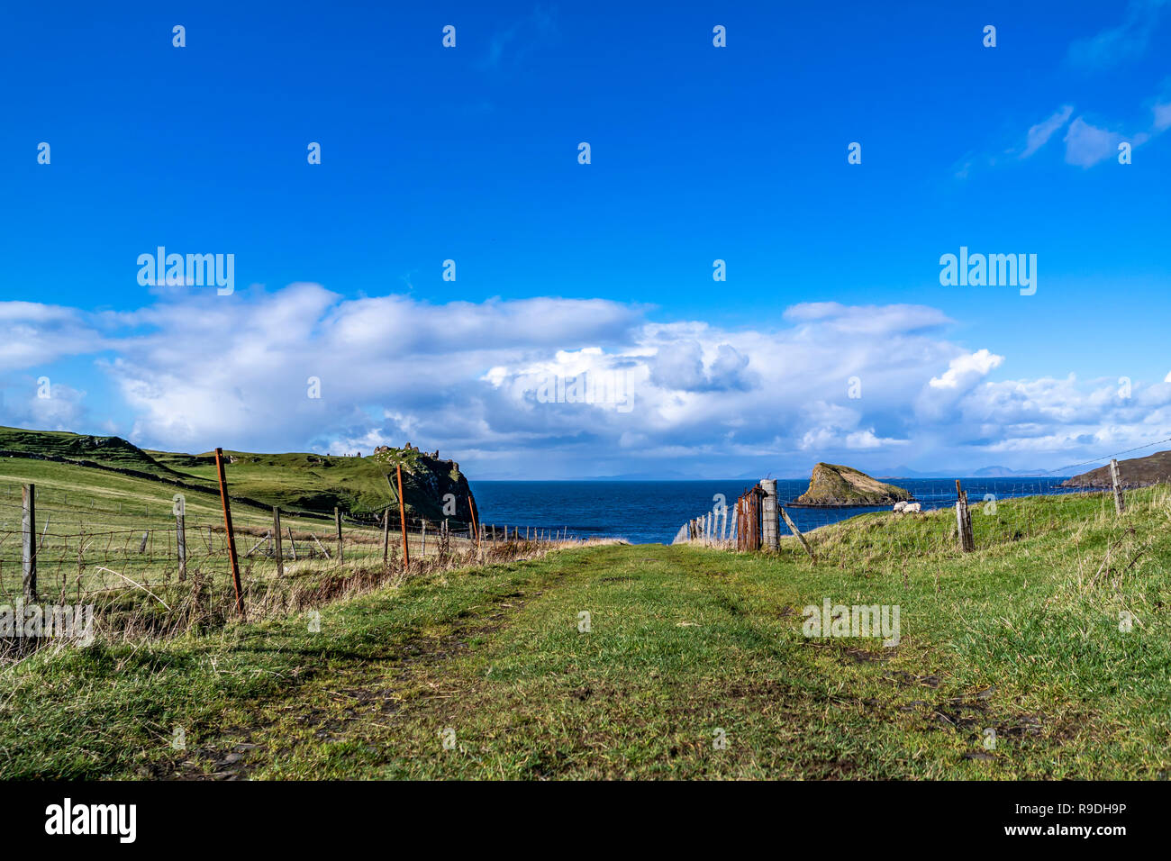 Il Tulm Isola, Duntulm Bay e le rovine del castello sull'Isola di Skye - Scozia. Foto Stock