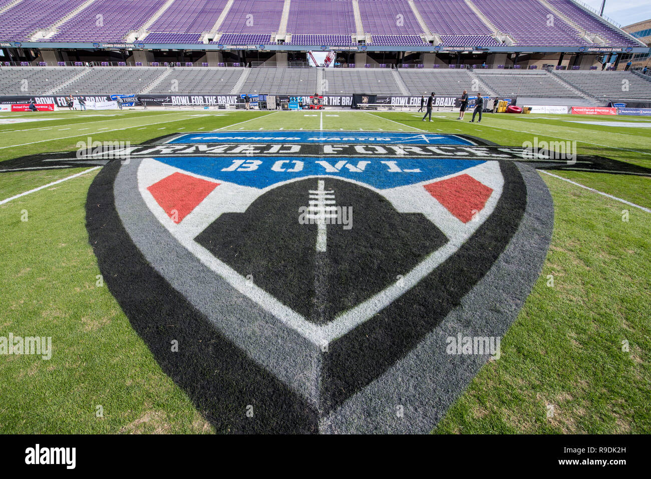 Fort Worth, TX, Stati Uniti d'America. 22 Dic, 2018. Una vista generale del logo di centrocampo prima di forze armate Bowl NCAA Football gioco tra esercito cavalieri neri e la Houston Cougars a Amon G. Carter Stadium di Fort Worth, Tx. Trask Smith/CSM/Alamy Live News Foto Stock
