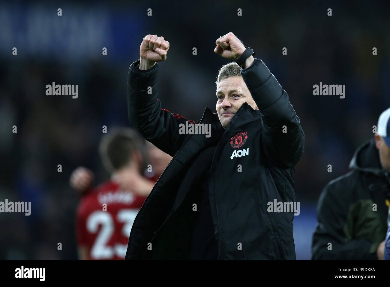 Cardiff, Galles, UK. 22 dic 2018. Manchester Utd responsabile ad interim Ole Gunnar Solskjaer celebra il suo team vincere dopo il gioco. Premier League, Cardiff City v Manchester Utd al Cardiff City Stadium sabato 22 dicembre 2018. Questa immagine può essere utilizzata solo per scopi editoriali. Solo uso editoriale, è richiesta una licenza per uso commerciale. Nessun uso in scommesse, giochi o un singolo giocatore/club/league pubblicazioni. Credito: Andrew Orchard/Andrew Orchard fotografia sportiva/Alamy Live News Foto Stock