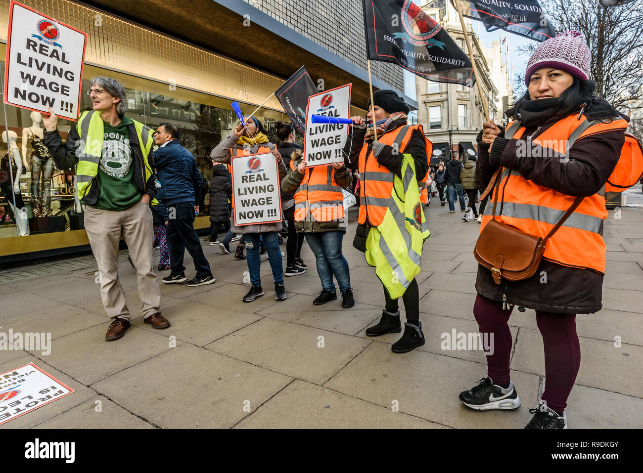 Londra, Regno Unito. Il 22 dicembre 2018. Pulitori presso la Oxford Street ramo di Debenhams tenere un rally al di fuori del negozio dove sono in sciopero oggi. I lavoratori indipendenti Unione. 22 Dic, 2018. CAIWU era stato che si batte per il London Salari fin dal mese di maggio, ma Interserve i datori di lavoro hanno rifiutato qualsiasi trattative con l'Unione che si rifiutano di riconoscere. Peter Marshall/immagini live Credito: Peter Marshall / IMAGESLIVE/ZUMA filo/Alamy Live News Foto Stock