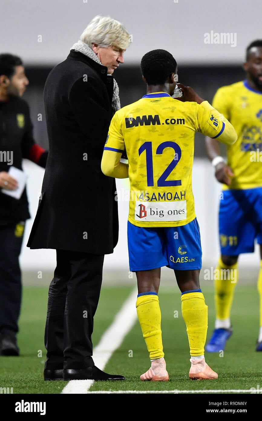 SINT TRUIDEN, Belgio - 22 dicembre : Mark Brys head coach di Sint-Truiden e Samuel Asamoah avanti di Sint-Truiden durante la Jupiler Pro League Match Day 20 tra STVV e KV Kortrijk su dicembre 22, 2018 in Sint Truiden, Belgio . ( Foto da Jo Foto Stock