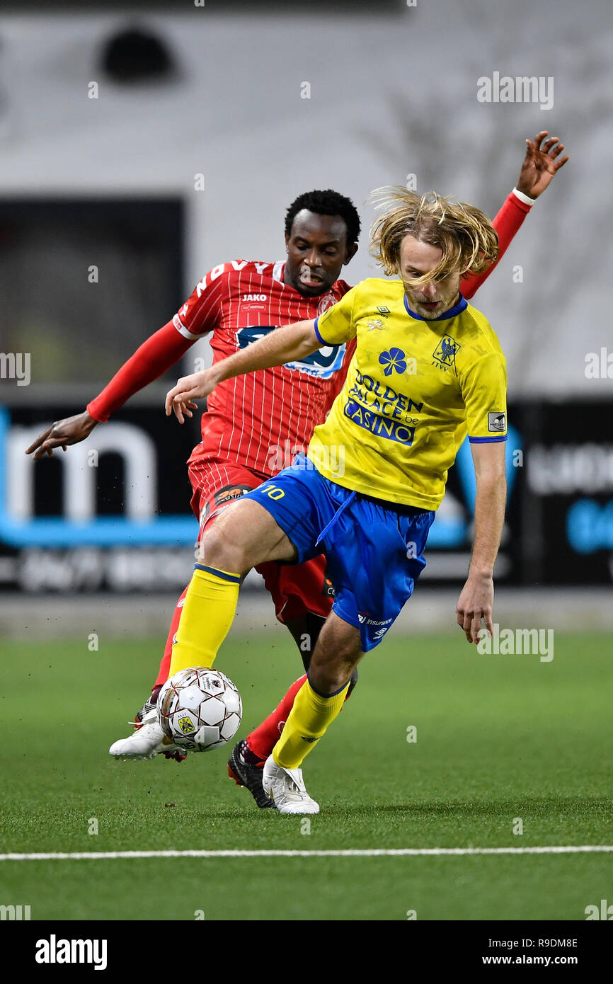 SINT TRUIDEN, Belgio - 22 dicembre : Roman Bezus centrocampista di Sint-Truiden e Yao Bennard Kumordzi di Kv Kortrijk lotta per la palla durante la Jupiler Pro League Match Day 20 tra STVV e KV Kortrijk su dicembre 22, 2018 in Sint Truiden, Belgi Foto Stock