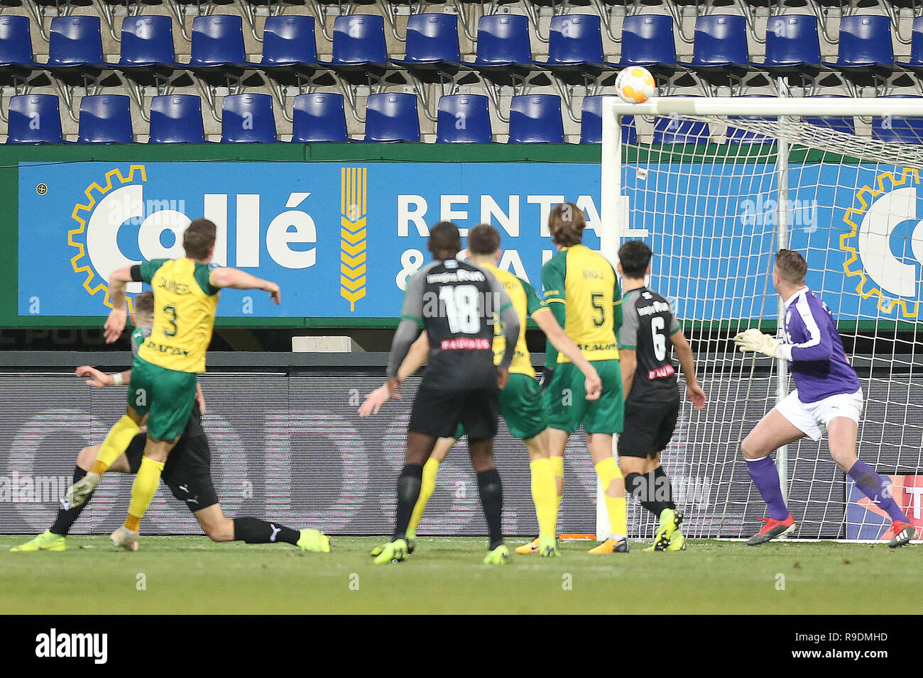SITTARD, Paesi Bassi, 22-12-2018, calcio, Fortuna Sittard - FC Groningen, olandese eredivisie Fortuna Sittard Stadium, stagione 2018-2019, Fortuna Sittard player Wessel Dammers, sparare contro la barra Foto Stock