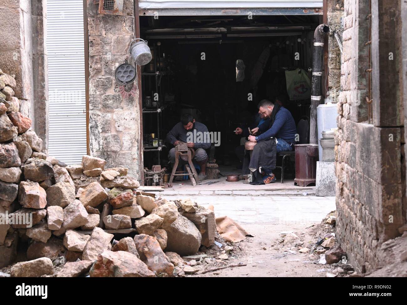 (181222) -- Aleppo (Siria), Dicembre 22, 2018 (Xinhua) -- Siro ramai lavorare nel loro negozio a Al-Nahhasin Souk, un marketplace specializzati nella vendita di rame a mano prodotti, di Aleppo, Siria settentrionale, a Dic. 19, 2018. Nella Siria settentrionale della città di Aleppo, la determinazione dei residenti a ricostruire la loro vita e la città è più forte della distruzione massiccia che si è abbattuta su di loro. Due anni dopo la sua liberazione, le persone hanno già rimboccato le maniche e ha iniziato a fissare la distruzione delle antiche mura marketplace in città, non scoraggiati dalla devastazione. (Xinhua/Ammar S Foto Stock